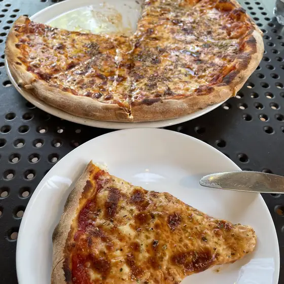 Pizza na perforowanym stoliku